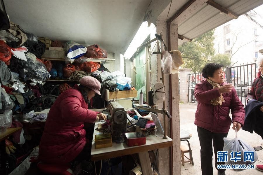 “一元裁缝铺”：冬日里的温暖坚守