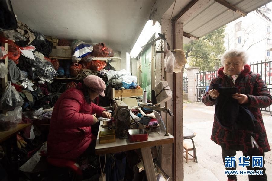 “一元裁缝铺”：冬日里的温暖坚守