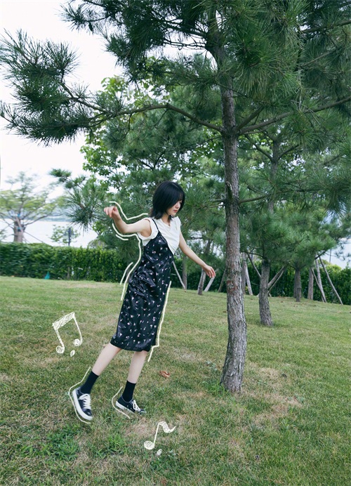 “腿精”李溪芮有多瘦?穿碎花吊带裙好清纯,这竹竿腿说78斤我信