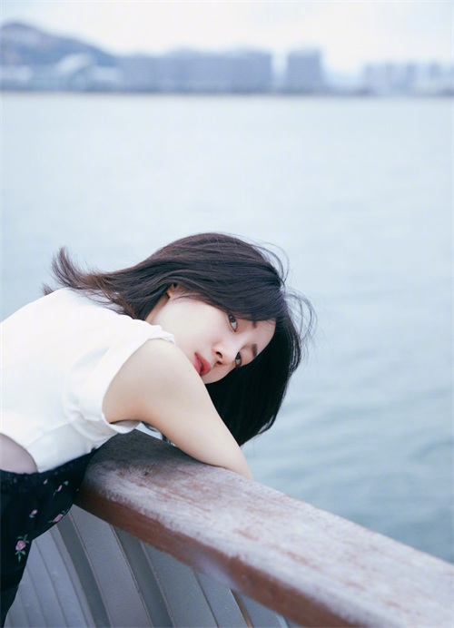 “腿精”李溪芮有多瘦?穿碎花吊带裙好清纯,这竹竿腿说78斤我信