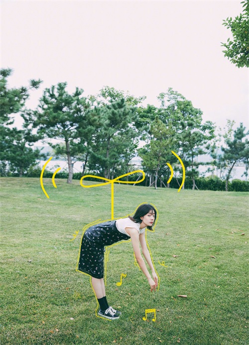 “腿精”李溪芮有多瘦?穿碎花吊带裙好清纯,这竹竿腿说78斤我信