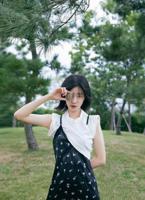 “腿精”李溪芮有多瘦?穿碎花吊带裙好清纯,这竹竿腿说78斤我信