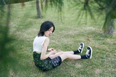 ​“腿精”李溪芮有多瘦？穿碎花吊带裙好清纯，这竹竿腿说78斤我信