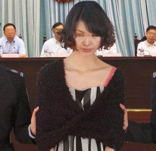 ​回顾：方晓红走下法庭，和亲人告别后，被抬进死刑执行车神色镇定