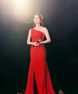 ​刘敏涛是他前妻，他颜值堪忧7年不探望女儿，前妻44岁美如画