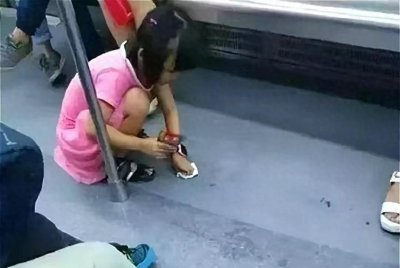 ​地铁偷拍照大爆红，引起千万家长围观，瞬间笑翻全车厢！