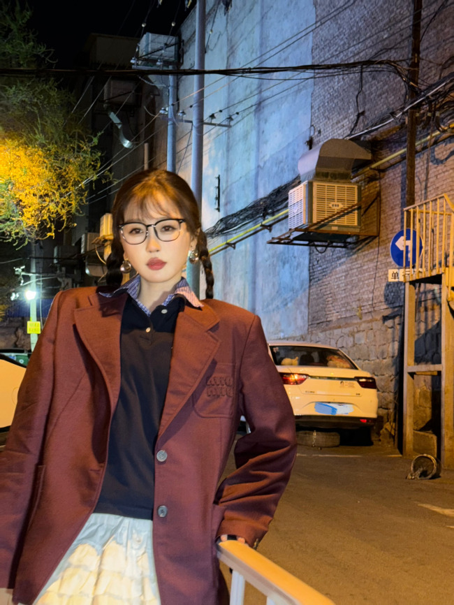 虞书欣学院风穿搭 俏皮可爱活力满满