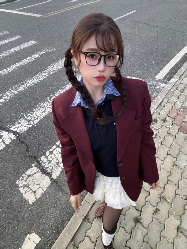 虞书欣学院风穿搭 俏皮可爱活力满满