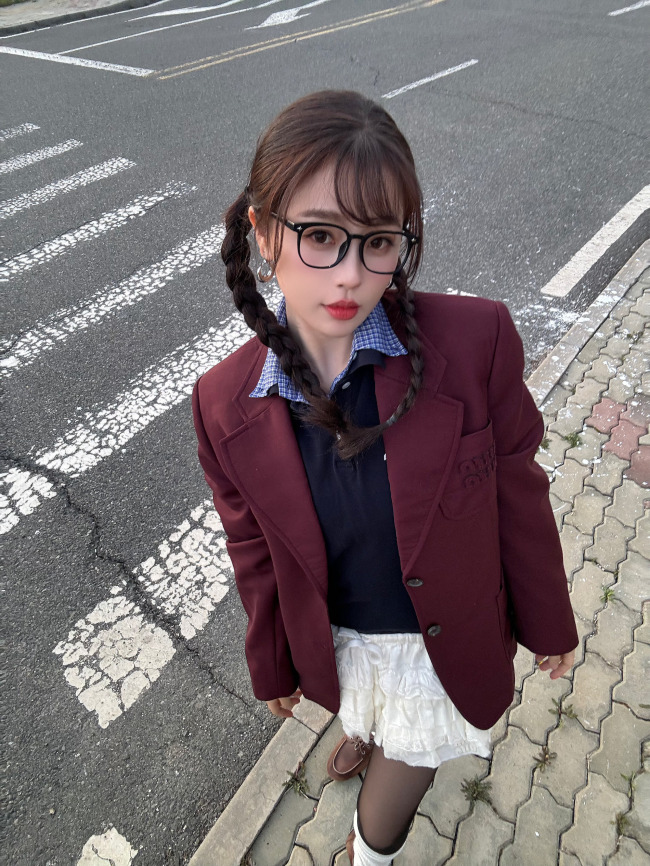 虞书欣学院风穿搭 俏皮可爱活力满满