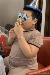 ​郭德纲小儿子郭汾阳近照曝光，长高了，吃胖了，更像哥哥郭麒麟了