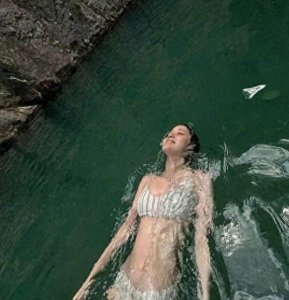 ​欧阳娜娜穿条纹泳装身材火辣山涧戏水松弛感拉满