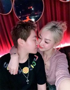 ​郭美美与同性男友现身上海，无修图下很瘦显老，同性男友不怎么帅