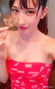 ​最可爱混血女高中生《中村友茉》一毕业就拍性感写真宣告正式出道