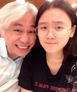 ​台媒曝“爷孙恋”女主林靖恩精神失控 跨年夜在饭店语无伦次吐痰诡笑